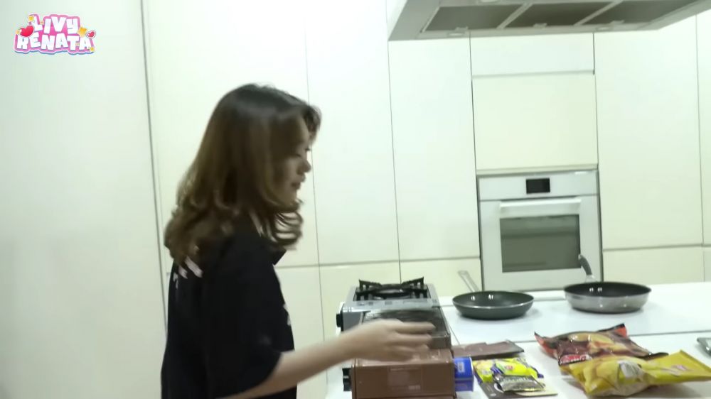 Livy Renata punya dapur interiornya mirip resto mewah, ini 9 potretnya, kitchen set dibuat kamuflase