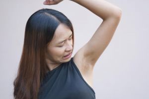 Bukan kopi atau jeruk nipis, ini cara memutihkan ketiak hitam cuma pakai 1 jenis produk olahan susu