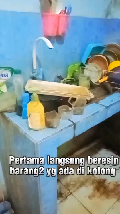 Awalnya penuh sampah mirip rumah tak berpenghuni, 10 potret makeover dapur kolong tangga ini jadi lega