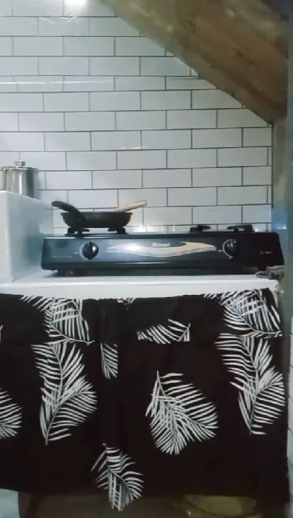 Awalnya penuh sampah mirip rumah tak berpenghuni, 10 potret makeover dapur kolong tangga ini jadi lega