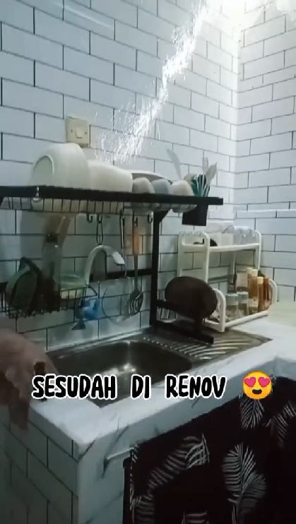 Awalnya penuh sampah mirip rumah tak berpenghuni, 10 potret makeover dapur kolong tangga ini jadi lega