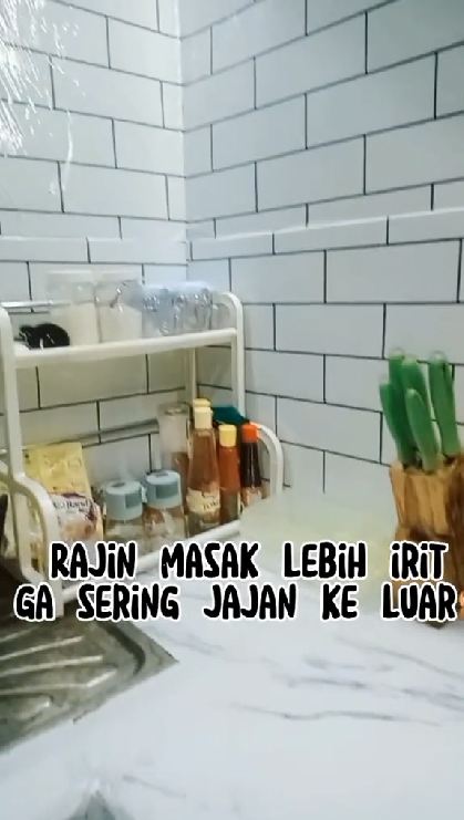 Awalnya penuh sampah mirip rumah tak berpenghuni, 10 potret makeover dapur kolong tangga ini jadi lega