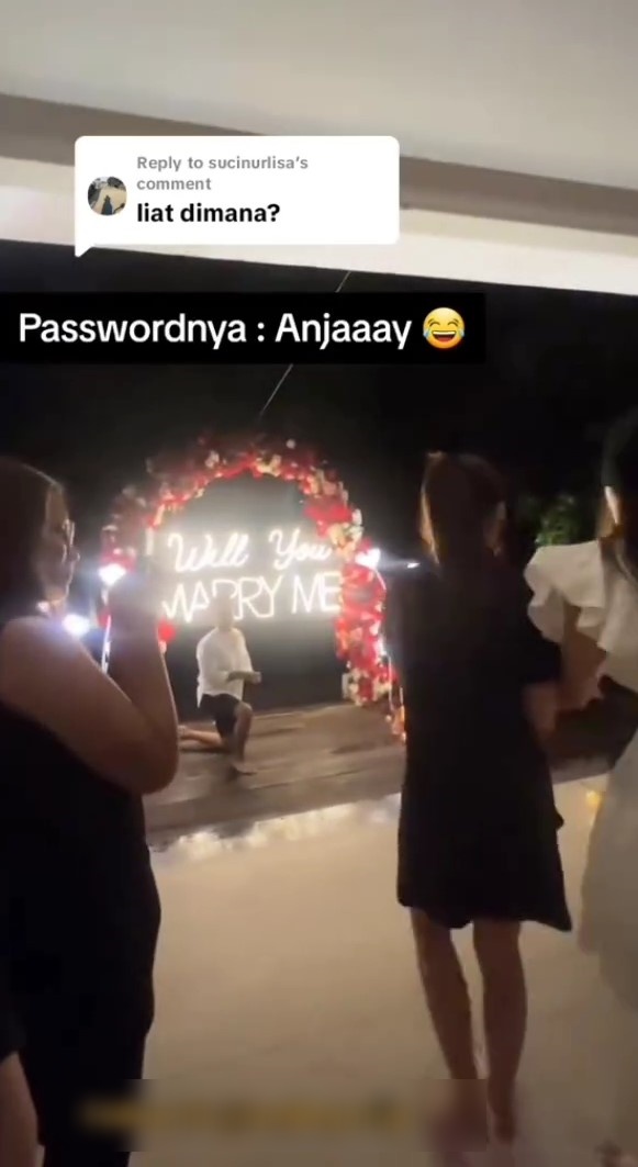 Dulu pernah gagal menikah, ini 9 momen bahagia Ochi Rosdiana dilamar pacar barunya Aldi Muchtar