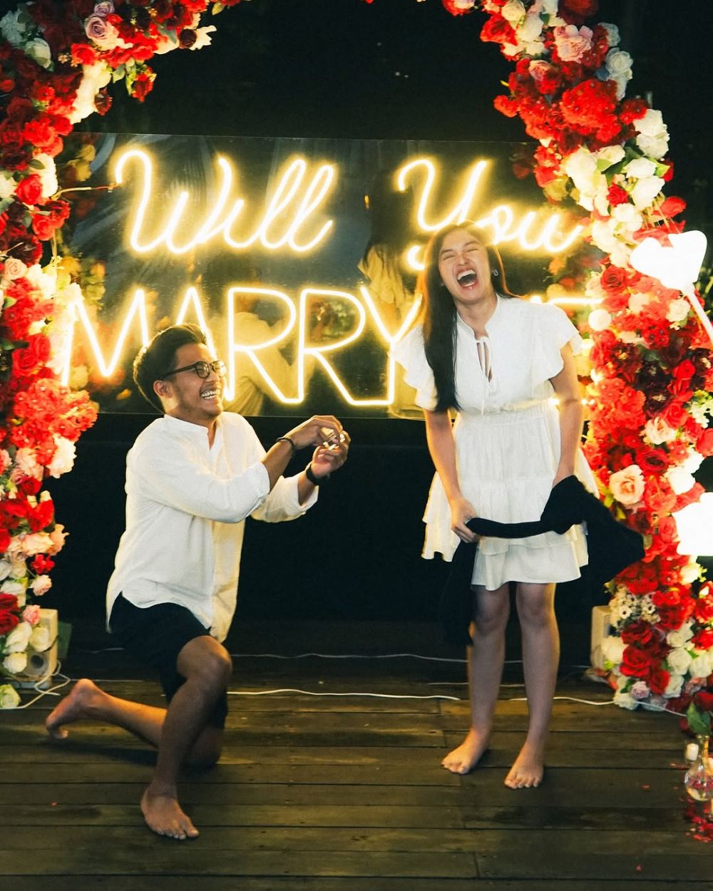 Dulu pernah gagal menikah, ini 9 momen bahagia Ochi Rosdiana dilamar pacar barunya Aldi Muchtar