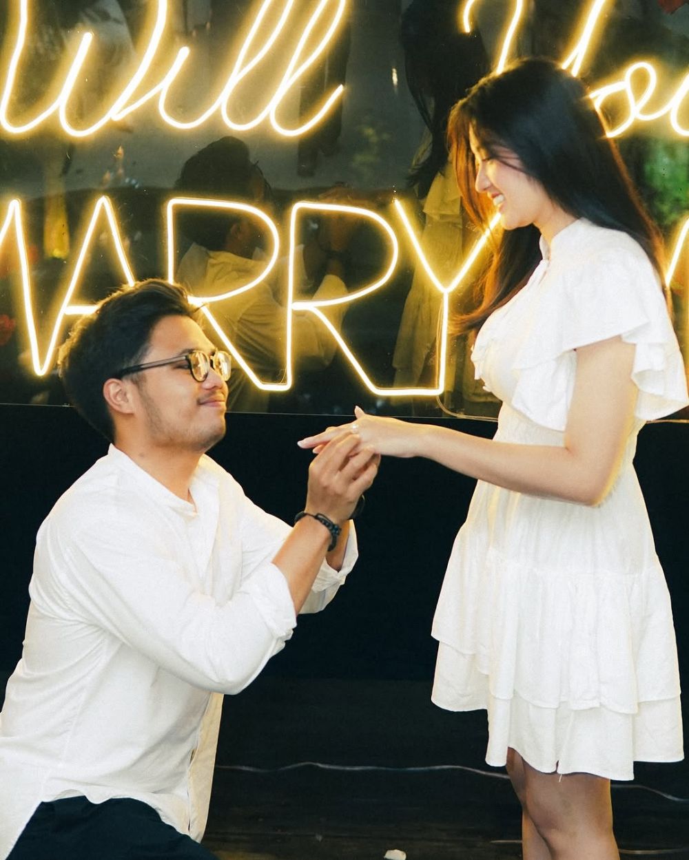 Dulu pernah gagal menikah, ini 9 momen bahagia Ochi Rosdiana dilamar pacar barunya Aldi Muchtar