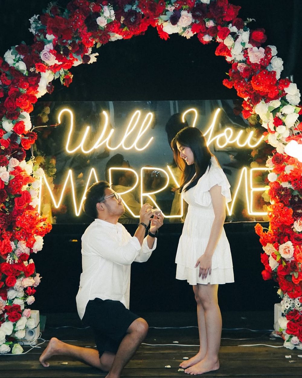 Dulu pernah gagal menikah, ini 9 momen bahagia Ochi Rosdiana dilamar pacar barunya Aldi Muchtar