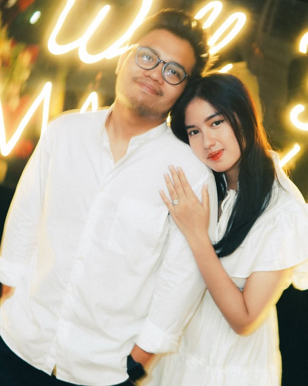 Dulu pernah gagal menikah, ini 9 momen bahagia Ochi Rosdiana dilamar pacar barunya Aldi Muchtar