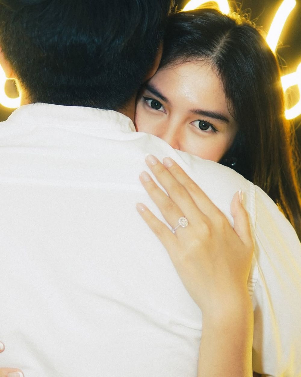 Dulu pernah gagal menikah, ini 9 momen bahagia Ochi Rosdiana dilamar pacar barunya Aldi Muchtar