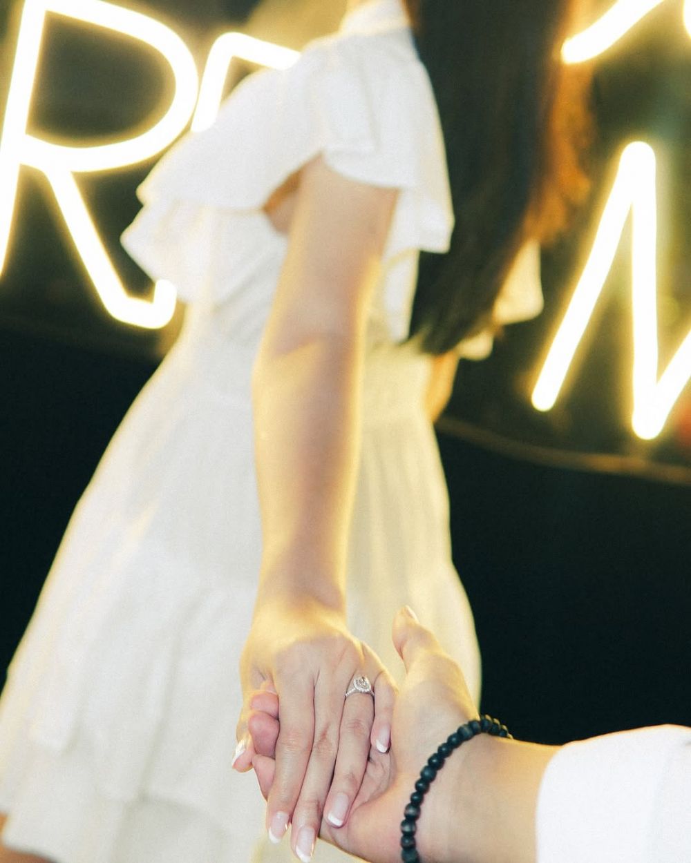 Dulu pernah gagal menikah, ini 9 momen bahagia Ochi Rosdiana dilamar pacar barunya Aldi Muchtar