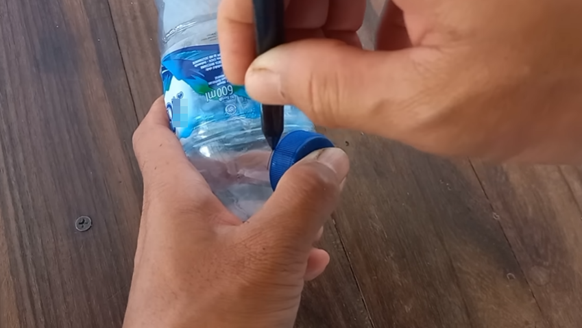 Cara unik bapak-bapak bikin pompa air galon cuma dari kemasan botol bekas, kreatif dan ekonomis