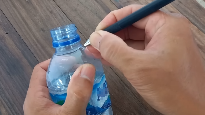 Cara unik bapak-bapak bikin pompa air galon cuma dari kemasan botol bekas, kreatif dan ekonomis