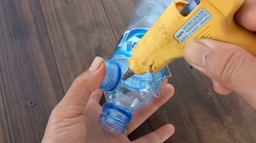 Cara unik bapak-bapak bikin pompa air galon cuma dari kemasan botol bekas, kreatif dan ekonomis