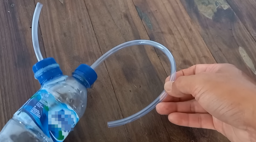 Cara unik bapak-bapak bikin pompa air galon cuma dari kemasan botol bekas, kreatif dan ekonomis