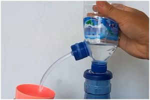 Cara unik bapak-bapak bikin pompa air galon cuma dari kemasan botol bekas, kreatif dan ekonomis