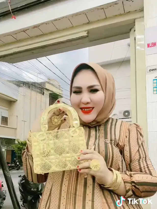 Kini jadi tersangka skincare mercuri, intip momen Mira Hayati pamer tas emas seharga rumah