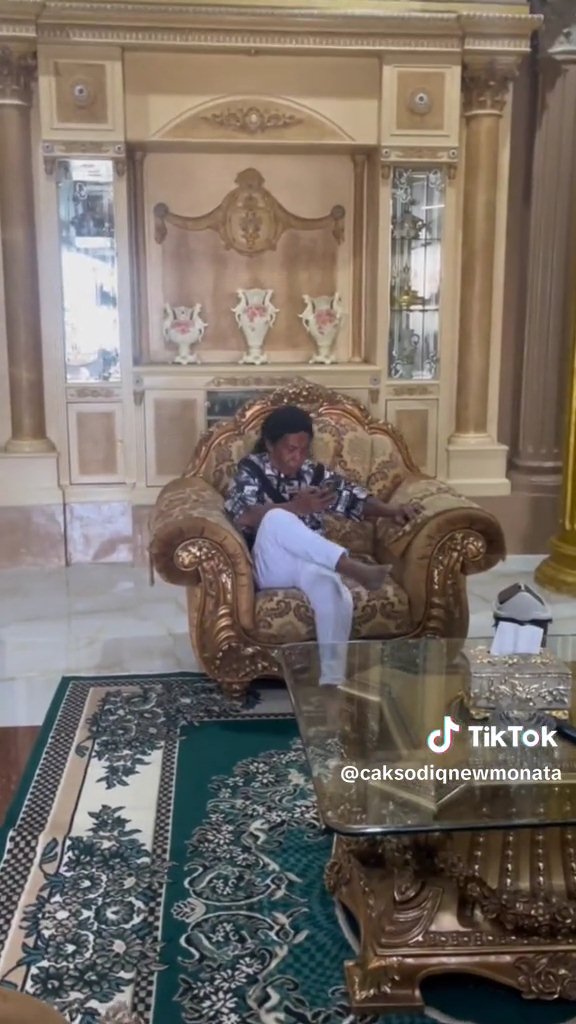 Dulu tukang cat kini sekali manggung dibayar Rp80 juta, 7 potret rumah mewah pedangdut koplo Cak Sodiq