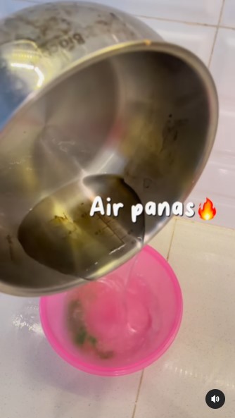 Trik membersihkan kerak gayung dan bak mandi ini cuma modal Rp4.000, pakai 2 bahan dapur