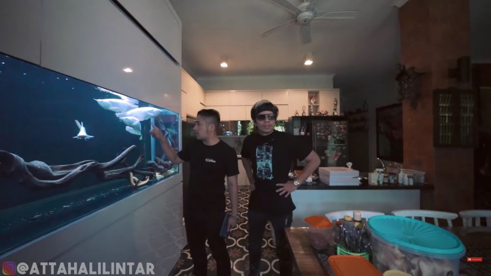 Dulu hidup pas-pasan kini punya rumah ditaksir Rp 7M, 9 potret dapur Irfan Hakim desain modern klasik