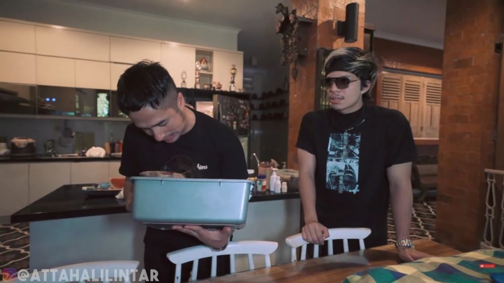 Dulu hidup pas-pasan kini punya rumah ditaksir Rp 7M, 9 potret dapur Irfan Hakim desain modern klasik