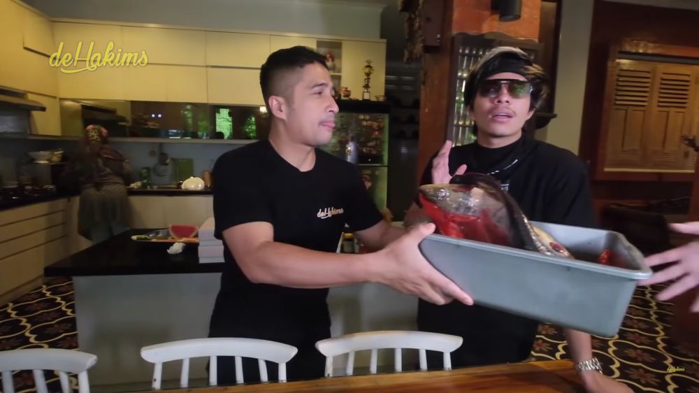 Dulu hidup pas-pasan kini punya rumah ditaksir Rp 7M, 9 potret dapur Irfan Hakim desain modern klasik