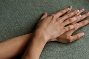 Bukan hanya pakai minyak kelapa, ini trik hilangkan kerutan di jari hanya pakai 2 bahan alami