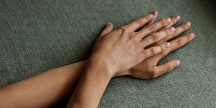 Bukan hanya pakai minyak kelapa, ini trik hilangkan kerutan di jari hanya pakai 2 bahan alami