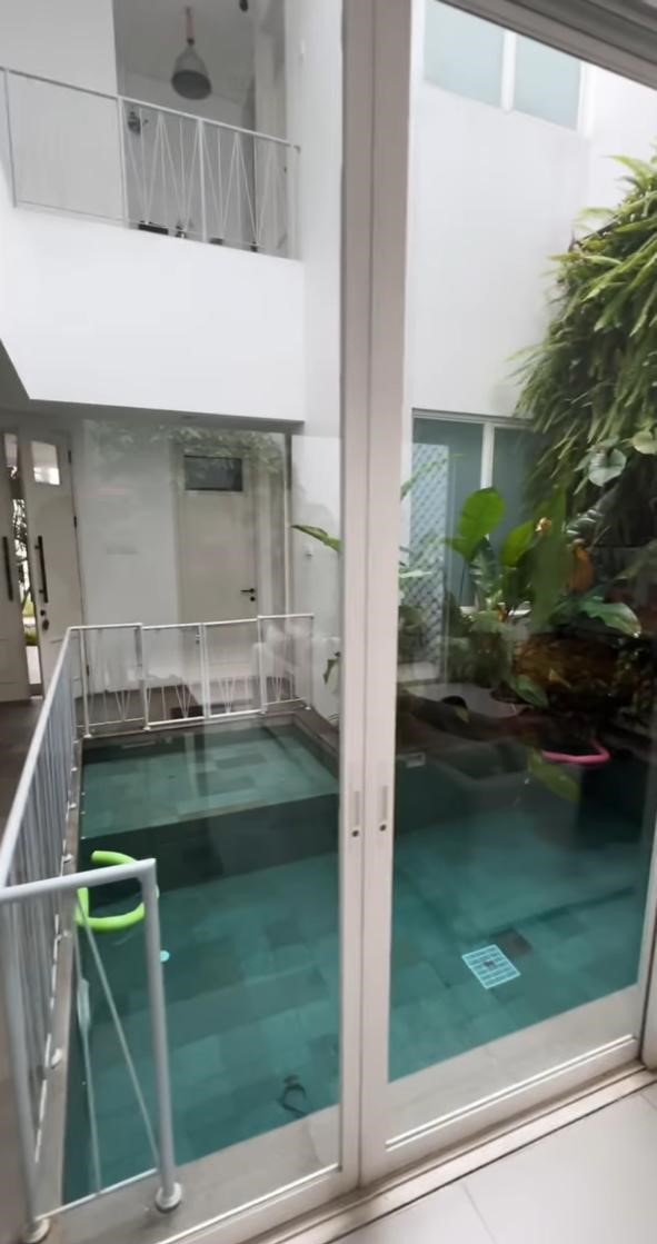 Punya rumah bergaya unik, intip 9 potret dapur segaris Ricky Harun ini nyambung ke ruang TV