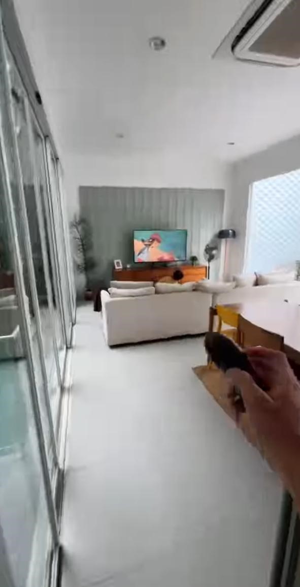 Punya rumah bergaya unik, intip 9 potret dapur segaris Ricky Harun ini nyambung ke ruang TV