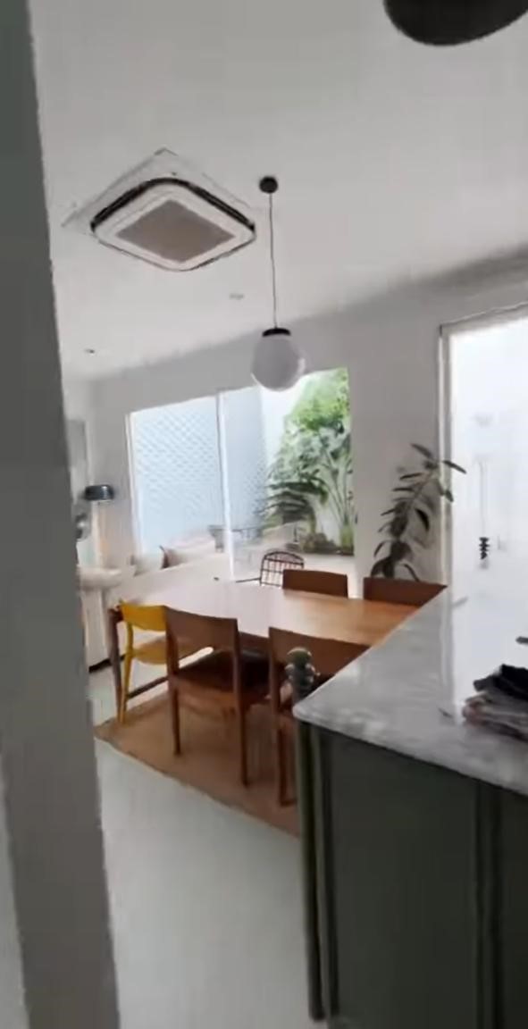 Punya rumah bergaya unik, intip 9 potret dapur segaris Ricky Harun ini nyambung ke ruang TV