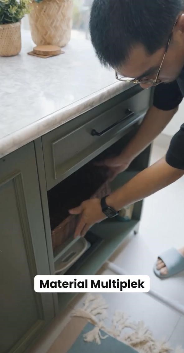 Punya rumah bergaya unik, intip 9 potret dapur segaris Ricky Harun ini nyambung ke ruang TV