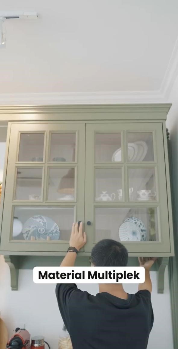 Punya rumah bergaya unik, intip 9 potret dapur segaris Ricky Harun ini nyambung ke ruang TV