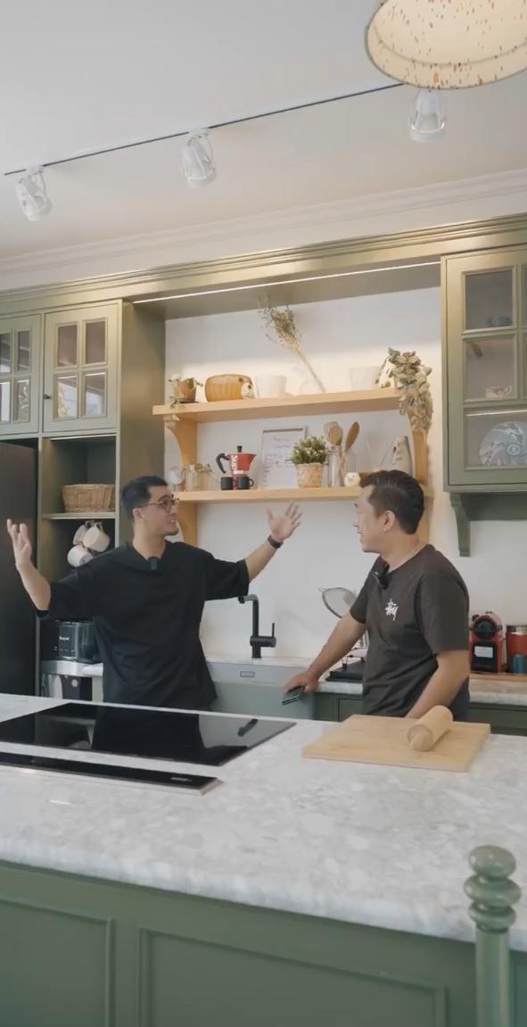 Punya rumah bergaya unik, intip 9 potret dapur segaris Ricky Harun ini nyambung ke ruang TV