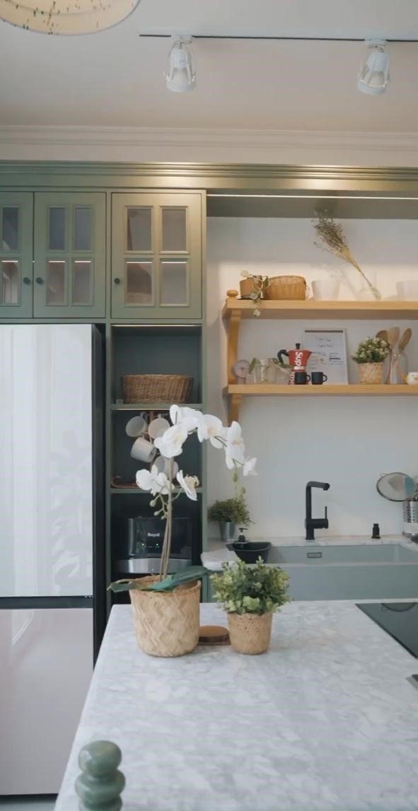 Punya rumah bergaya unik, intip 9 potret dapur segaris Ricky Harun ini nyambung ke ruang TV