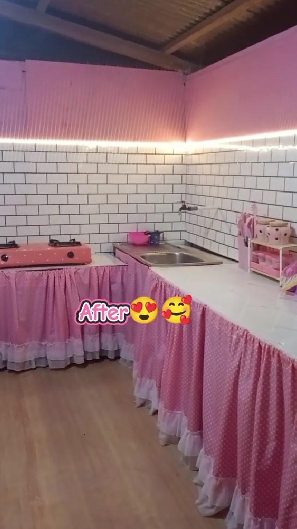Dari buluk jadi estetik serba pink, 9 potret makeover dapur ini cuma andalkan wallpaper