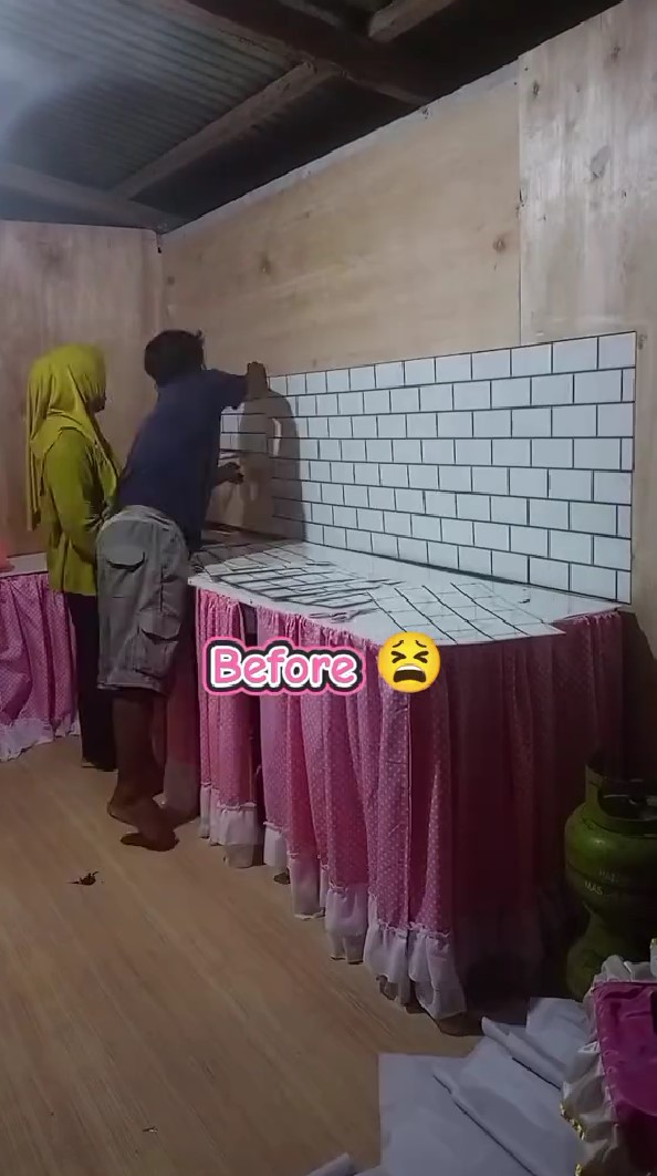 Dari buluk jadi estetik serba pink, 9 potret makeover dapur ini cuma andalkan wallpaper