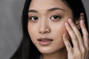 Bukan pakai putih telur, begini cara kencangkan wajah kendur dengan 1 jenis daun penyedap