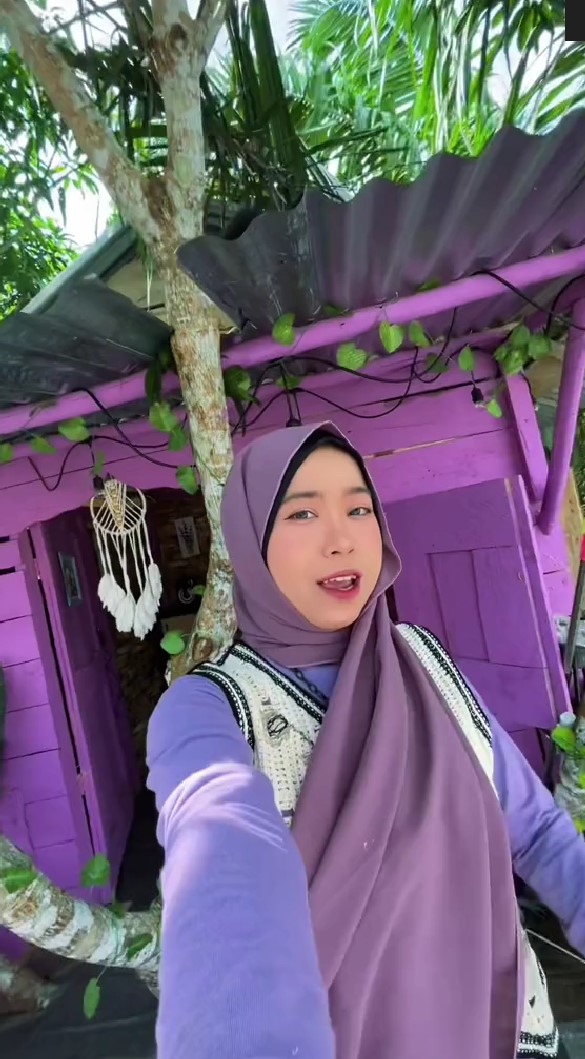 Wanita ini bangun rumah pohon, 7 potret interiornya bikin si pecinta ungu mupeng