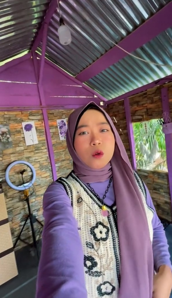 Wanita ini bangun rumah pohon, 7 potret interiornya bikin si pecinta ungu mupeng