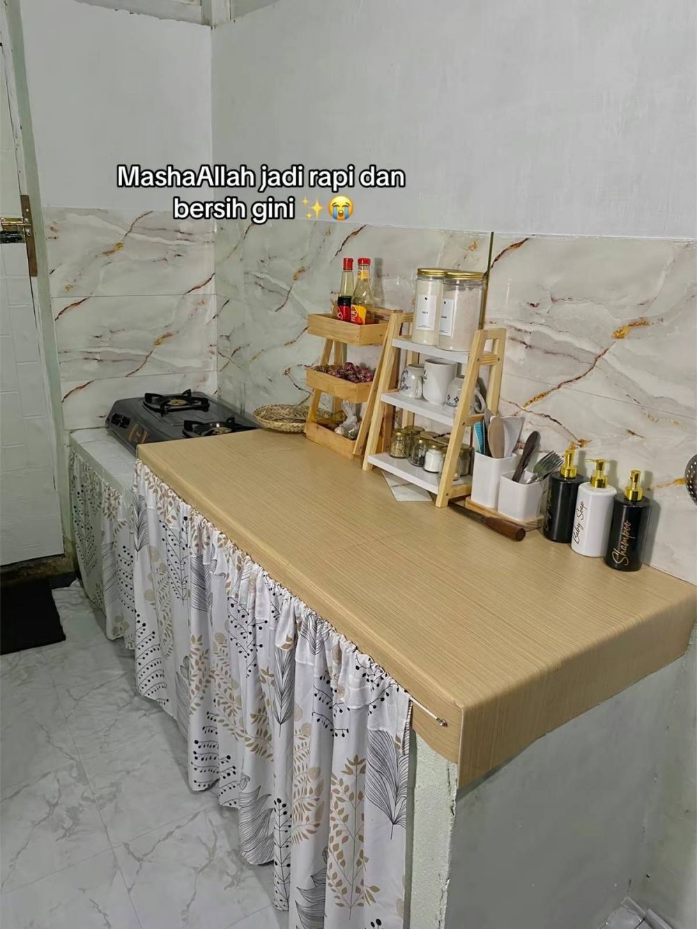 Pasutri ini makeover dapur kontrakan buluk jadi estetik berasa pakai marmer asli, intip 9 potretnya