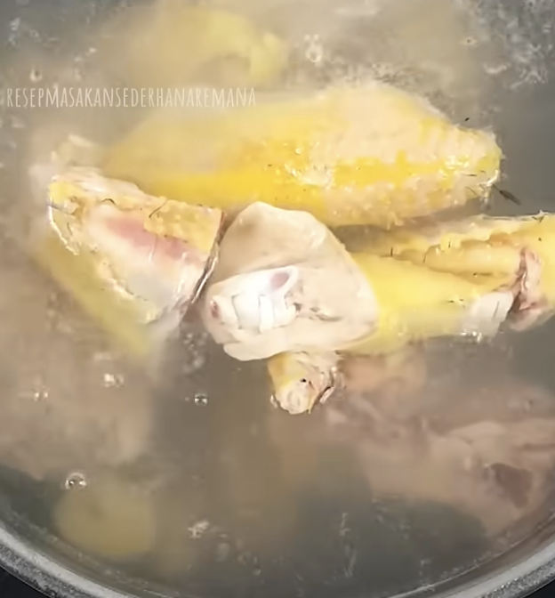 Tak usah dipresto, trik mengempukkan daging ayam kampung ini cuma manfaatkan 1 jenis rempah