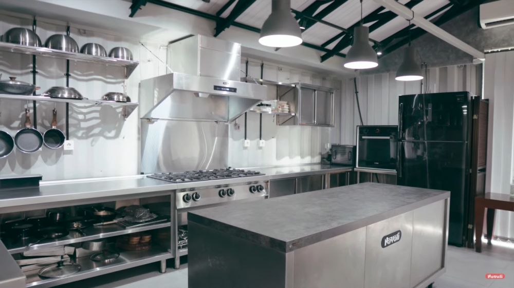 Chef ini punya rumah unik dari kontainer, 9 potret dapur mewah Renatta Moeloek berstandar restoran