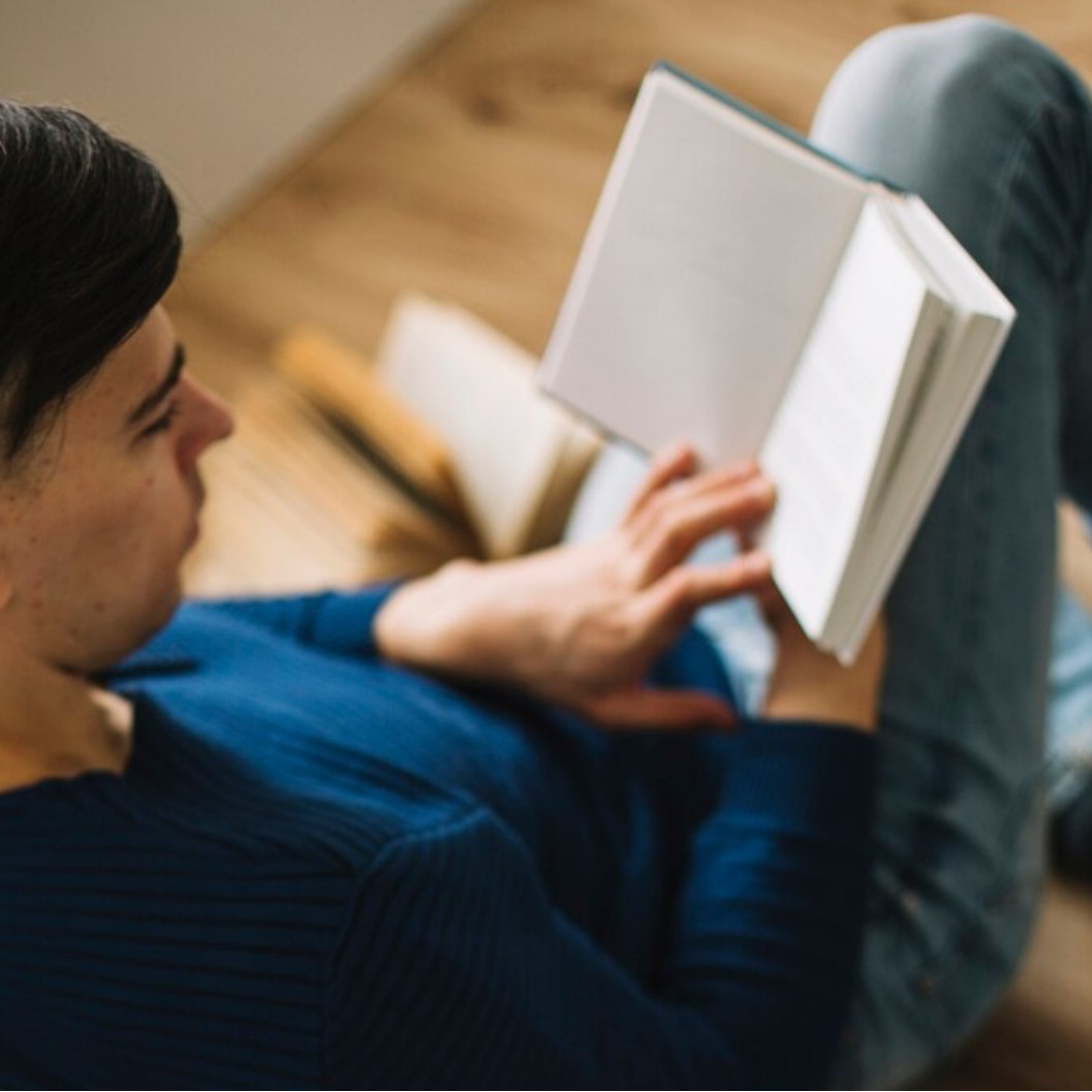 20 Contoh teks monolog singkat berbagai tema yang mudah dipelajari