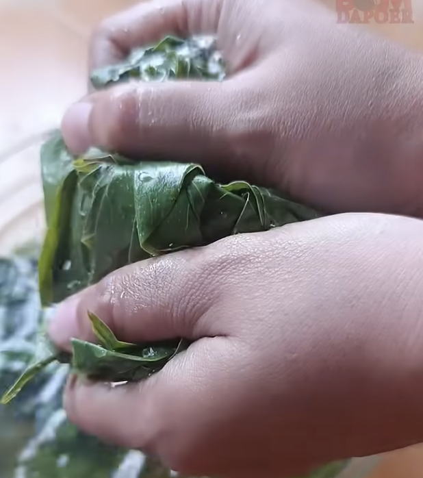 Warnanya hijau segar, ini cara merebus daun singkong agar cepat empuk dalam 7 menit