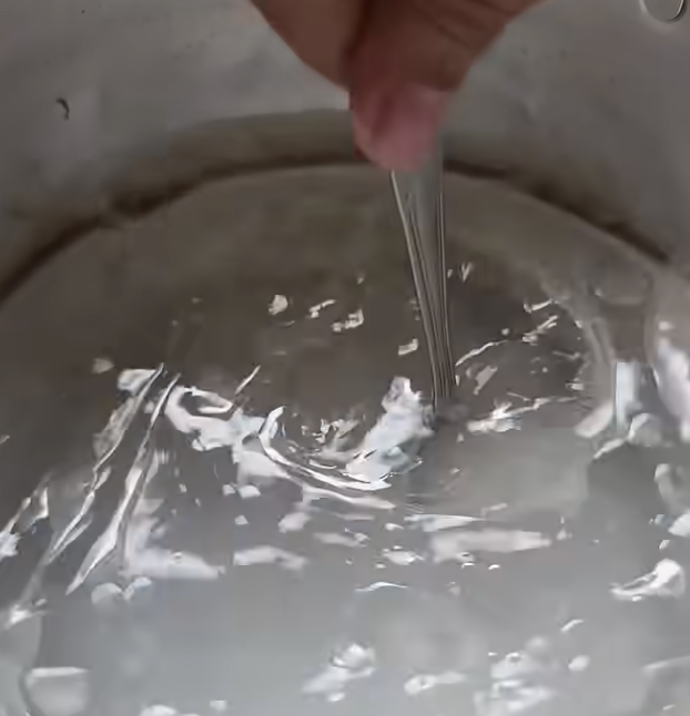 Warnanya hijau segar, ini cara merebus daun singkong agar cepat empuk dalam 7 menit