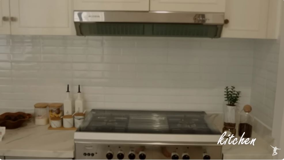 Kolam renang diubah jadi ruang masak estetik, 11 potret dapur mewah Ibnu Jamil tanpa kitchen island