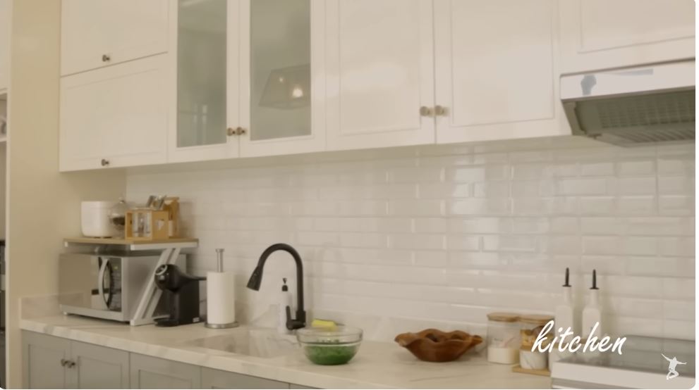 Kolam renang diubah jadi ruang masak estetik, 11 potret dapur mewah Ibnu Jamil tanpa kitchen island