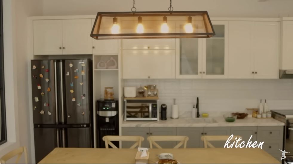 Kolam renang diubah jadi ruang masak estetik, 11 potret dapur mewah Ibnu Jamil tanpa kitchen island