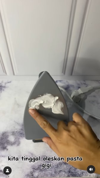 Jangan dicuci air, ini trik agar noda lengket di setrika hilang dengan cepat dan aman