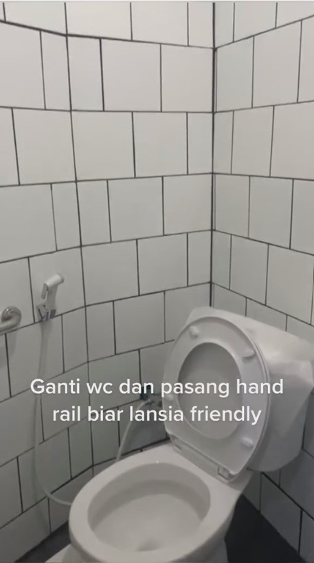 Kamar mandi tua dimakeover jadi WC duduk, 9 potretnya ini ramah lansia bikin takjub