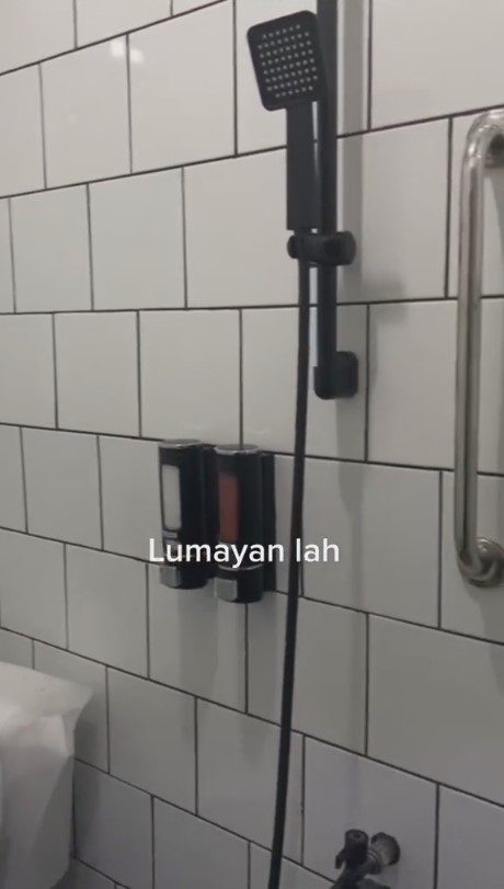 Kamar mandi tua dimakeover jadi WC duduk, 9 potretnya ini ramah lansia bikin takjub